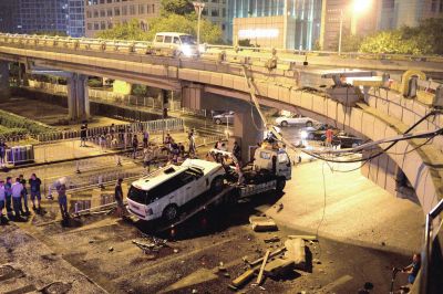 路虎車被扶正后，救援車將其拖離現(xiàn)場。