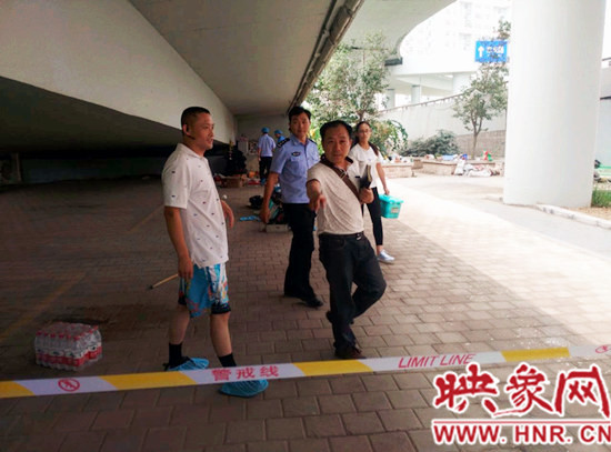 事發(fā)后，警方封鎖現(xiàn)場進行調(diào)查取證。