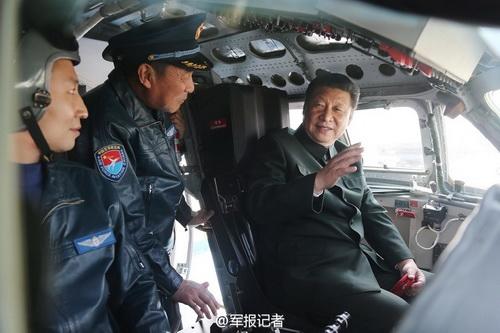 2015年2月16日，習(xí)近平登上戰(zhàn)機(jī)，坐進(jìn)駕駛艙，了解裝備性能，體驗(yàn)操作使用。