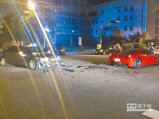 圖為車號8889的法拉利（右）和車號9888的賓利車（左）發(fā)生擦撞，法拉利車身嚴(yán)重損毀。
