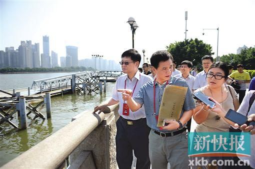 人大代表們在珠江邊現(xiàn)場調(diào)研。