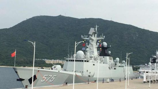中國海軍艦艇編隊12日上午從三亞起航，參加“和平友誼-2015”中馬兩軍首次實兵聯(lián)演。