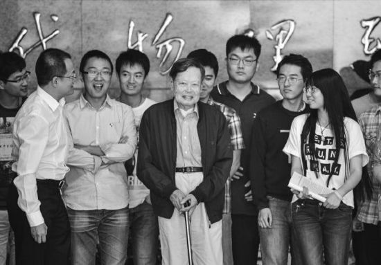 楊振寧與中國科大的同學(xué)合影。