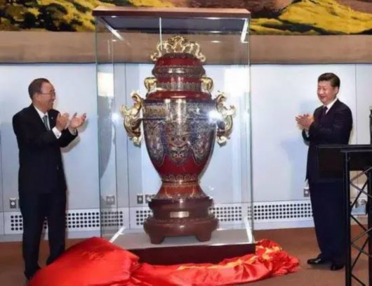 　向聯(lián)合國贈送和平尊