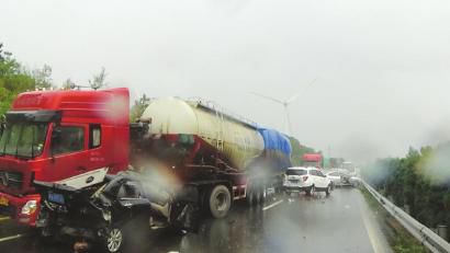 西攀高速公路追尾事故現(xiàn)場。