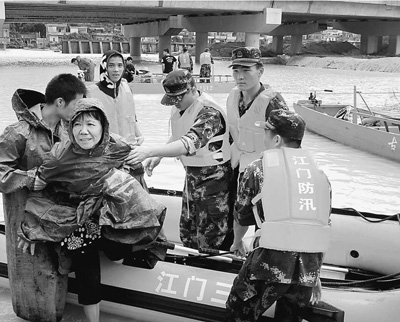 5日，廣東江門市邊防官兵解救被洪水圍困的群眾。 廖 鍵攝（人民視覺）