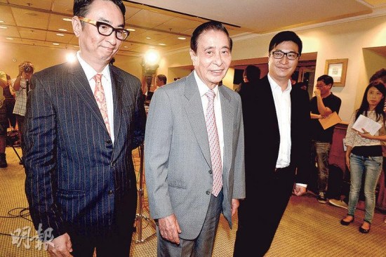 四叔李兆基（中）、長子李家杰（左）及次子李家誠
