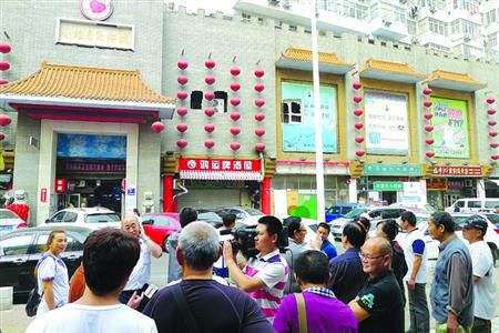 青島宰客海鮮店成“景點”，游人“參觀”拍照。