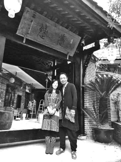 顧少強和丈夫在自己的客棧前合影,作為結(jié)婚照。照片由受訪者提供