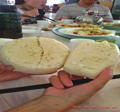 在參加山西游行程中，體驗(yàn)員發(fā)現(xiàn)團(tuán)餐中的饅頭已經(jīng)發(fā)霉。視頻截圖