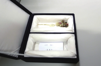 存放于匣內(nèi)的金簪華美依舊。