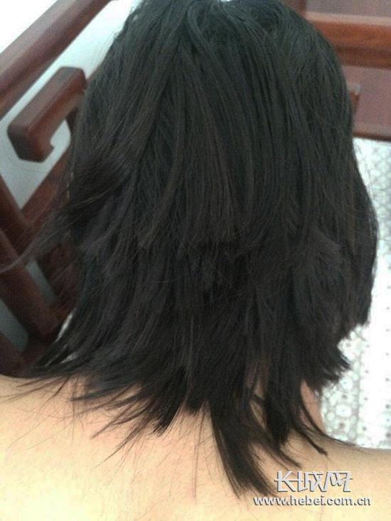 唐山市第六十二中學(xué)高一女生王某被老師剪得七零八碎的頭發(fā)。學(xué)生家長(zhǎng)陳女士/供圖