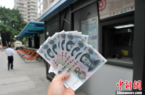 “如果是千元左右的跨行轉(zhuǎn)賬，都會先充值到支付寶，然后再轉(zhuǎn)到相應(yīng)銀行賬戶中”，肩負(fù)3000多元月供的北京白領(lǐng)小李告訴中新網(wǎng)記者，這樣操作起來方便、省時，還免去下載好幾個銀行客戶端的麻煩。