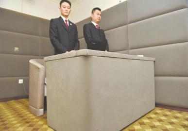 審訊室、居住室內的桌椅板凳都進行了軟包。