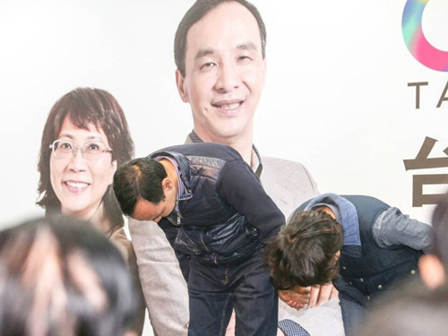 國(guó)民黨明天下午將召開(kāi)臨時(shí)中常會(huì)，決定由誰(shuí)擔(dān)任代理主席。圖為朱立倫與王如玄上午到競(jìng)選總部，向支持自己競(jìng)選的志工們一一致意，感謝他們的陪伴。圖片來(lái)源：臺(tái)灣《聯(lián)合報(bào)》