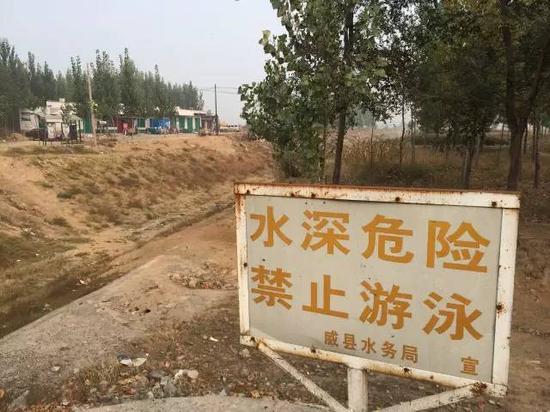 2015年10月20日，記者在河北省威縣看到，橋下河流早已干涸，除了土和石頭，什么都沒有。 新華社記者郭雅茹 攝