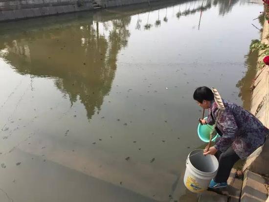 洞庭湖缺水，2015年11月，湖南省南縣石壩村肖喜福老人家中面臨的水質(zhì)型缺水難題。地下水不能喝，只能到被污染的河溝里挑水喝。新華社記者周楠攝