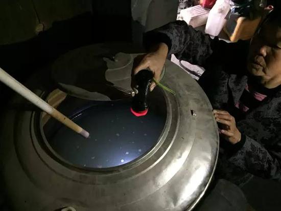 洞庭湖缺水，2015年11月，湖南省南縣石壩村肖喜福老人家中面臨的水質(zhì)型缺水難題。近20多年來(lái)，家里打了兩次深井，如圖所示，井水呈乳白色，鐵錳嚴(yán)重超標(biāo)，無(wú)法飲用。新華社記者周楠攝