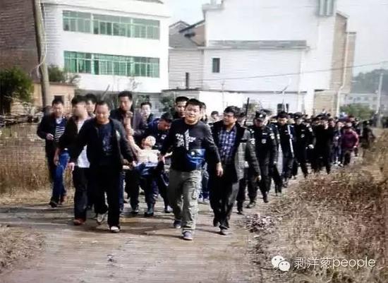 聶露勇被抓獲時(shí)畫(huà)面。