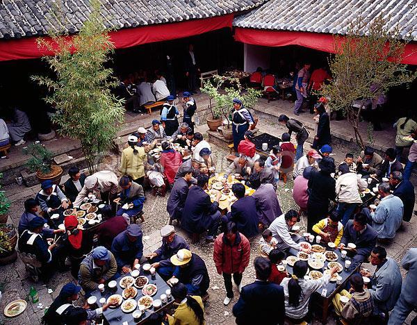 貴州畢節(jié)織金縣板橋鄉(xiāng)政府公職人員在整頓村民亂辦酒席時，雙方發(fā)生沖突并互有出手。