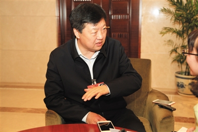 昨日下午，全國人大代表、哈爾濱市長宋希斌在駐地接受新京報(bào)記者專訪。張磊 攝