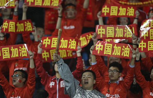 中國隊球迷在看臺上為球隊加油。新華社發(fā)