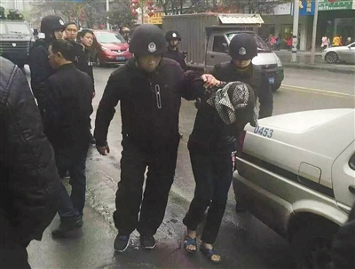達州市警方押解剛被抓獲的犯罪嫌疑人褚思練（裹頭巾者）。 本組圖片/新華社