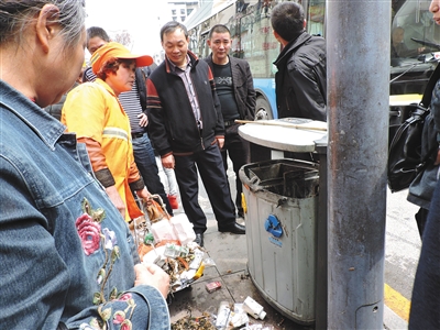 四川達州市通川區(qū)一垃圾桶，被搶槍支在此被找到。