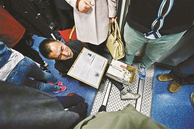 在賣藝時，李大鵬會把判決結果掛在胸前