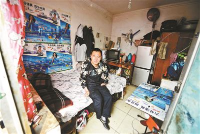 早晨收拾停當后，李大鵬準備前往地鐵賣藝