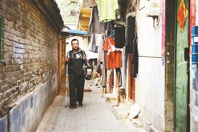 雖然曾被報道擁有兩套房產(chǎn)，李大鵬實際的租住地在一片棚戶區(qū)里