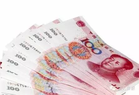 按照4月1日起上海執(zhí)行的月最低工資標(biāo)準(zhǔn)2190元計算，勞動者在5月1日當(dāng)天加班，每天的加班工資至少有302元。如果3天都加班、不調(diào)休，加班工資至少有704元。