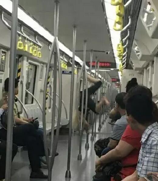 女子在地鐵上跳鋼管舞。