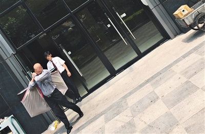 昨日11時許，新華聯(lián)國際公寓門口，一男子將電視等賭具轉(zhuǎn)移，后被警方控制