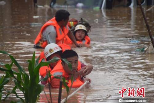 資料圖：6月20日，貴州省黔西南州暴雨成災(zāi)。圖為消防員抗洪救人?！∏髂舷?攝
