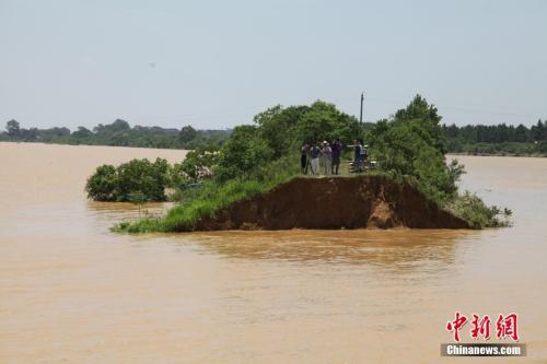 資料圖：6月21日，江西鄱陽(yáng)縣濱田水庫(kù)泄洪道河堤(濱田河)潰口現(xiàn)場(chǎng)。 王劍 攝