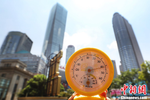 7月26日中午12點39分，南京街頭高溫逼人，用溫度計測量的實時溫度超過40攝氏度。 中新社記者 泱波 攝