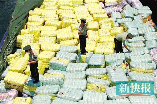 邊防官兵正在檢查截獲的走私舊衣物。 通訊員供圖