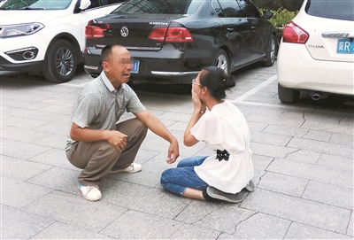 一位來(lái)自山西的父親，在燕郊找到陷入傳銷組織的女兒，當(dāng)街痛哭，求女兒回家