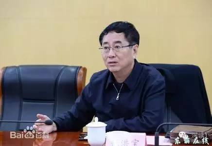 通報(bào)指出，張洪寶眼看著幾年前還不知名的個(gè)體老板搖身一變成為大企業(yè)家，心里既艷羨又發(fā)酸，滋生了“我為他們贏(yíng)得了好的發(fā)展機(jī)遇，收些款物就權(quán)當(dāng)是對(duì)我這些年辛勤工作的一種補(bǔ)償”的念頭。于是他開(kāi)始熱衷于與身邊的企業(yè)老板拉拉扯扯、勾肩搭背，剛開(kāi)始只是幾頓飯、幾張卡，日積月累，越陷越深，不給錢(qián)不辦事，給了錢(qián)才辦事，在東麗人稱(chēng)