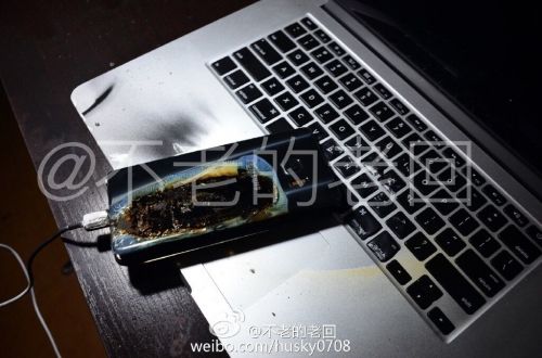根據(jù)圖片來看，蘋果MacBook Pro筆記本觸控面板左邊部分被熏黑，而且該網(wǎng)友也提供了充電設備，就是三星Note 7原裝充電器。