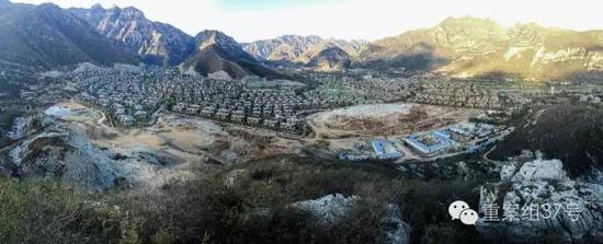 河北淶水“青青小鎮(zhèn)”1-6期全景圖，上百棟別墅組成的別墅群依山而建。部分山體被炸平，準備建起聯(lián)排雙拼別墅。    新京報記者 大路 攝