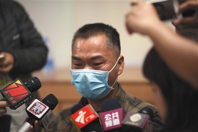 昨日，深圳，羅一笑的父親羅爾接受媒體采訪。圖/視覺中國