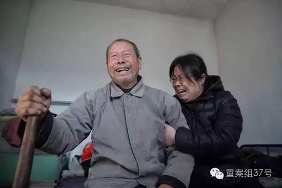 聶樹斌父親得知聶樹斌被判無罪消息后失聲痛哭。 新京報記者 彭子洋 攝