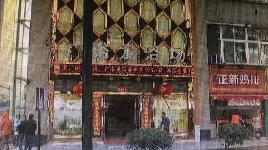 張阿姨說，附近柜臺一名工作人員，說什么也不讓她在這塊走廊哄孫女，幾句不和，雙方吵了起來。