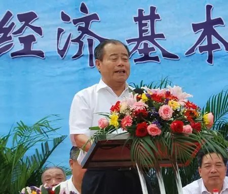 信發(fā)集團發(fā)展成為一家集發(fā)電、供熱、氧化鋁、電解鋁、碳素、燒堿、聚氯乙烯、電石、鋁深加工等產(chǎn)業(yè)于一體的現(xiàn)代化大型企業(yè)集團，位于山東聊城茌平縣。2016年10月，信發(fā)集團董事局主席張學信在接受山東商報采訪時表示，44年企業(yè)沒有一名員工離職。