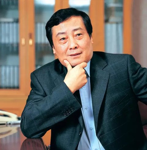 靠一瓶一瓶賣水發(fā)家的娃哈哈董事長宗慶后曾接受《環(huán)球時報》采訪表示，企業(yè)家社會責任除了體現(xiàn)在為社會創(chuàng)造財富，解決更多就業(yè)，以及增加稅收貢獻，再者就是要把員工照顧好，讓員工在企業(yè)發(fā)展，收入生活水平提高。