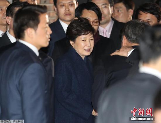 樸槿惠抵達(dá)私宅面帶微笑。