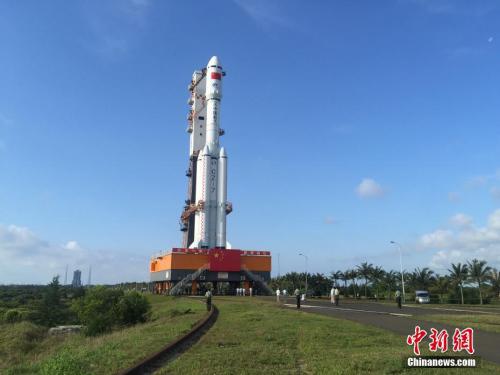 4月17日7時30分，承載著長征七號遙二運(yùn)載火箭與天舟一號貨運(yùn)飛船組合體的活動發(fā)射平臺，垂直轉(zhuǎn)運(yùn)至發(fā)射區(qū)，標(biāo)志著“天舟一號”飛行任務(wù)正式進(jìn)入發(fā)射階段。閆寧 攝