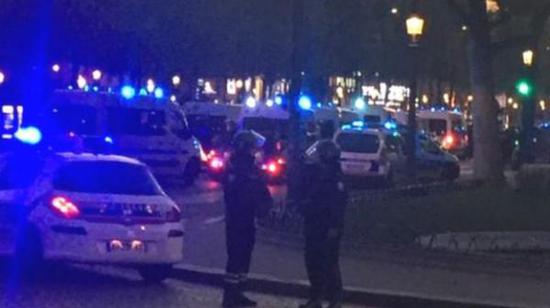 據(jù)英國廣播公司（BBC）消息，巴黎警方稱，巴黎中部發(fā)生槍擊事件，一名警察死亡，另一名受傷。